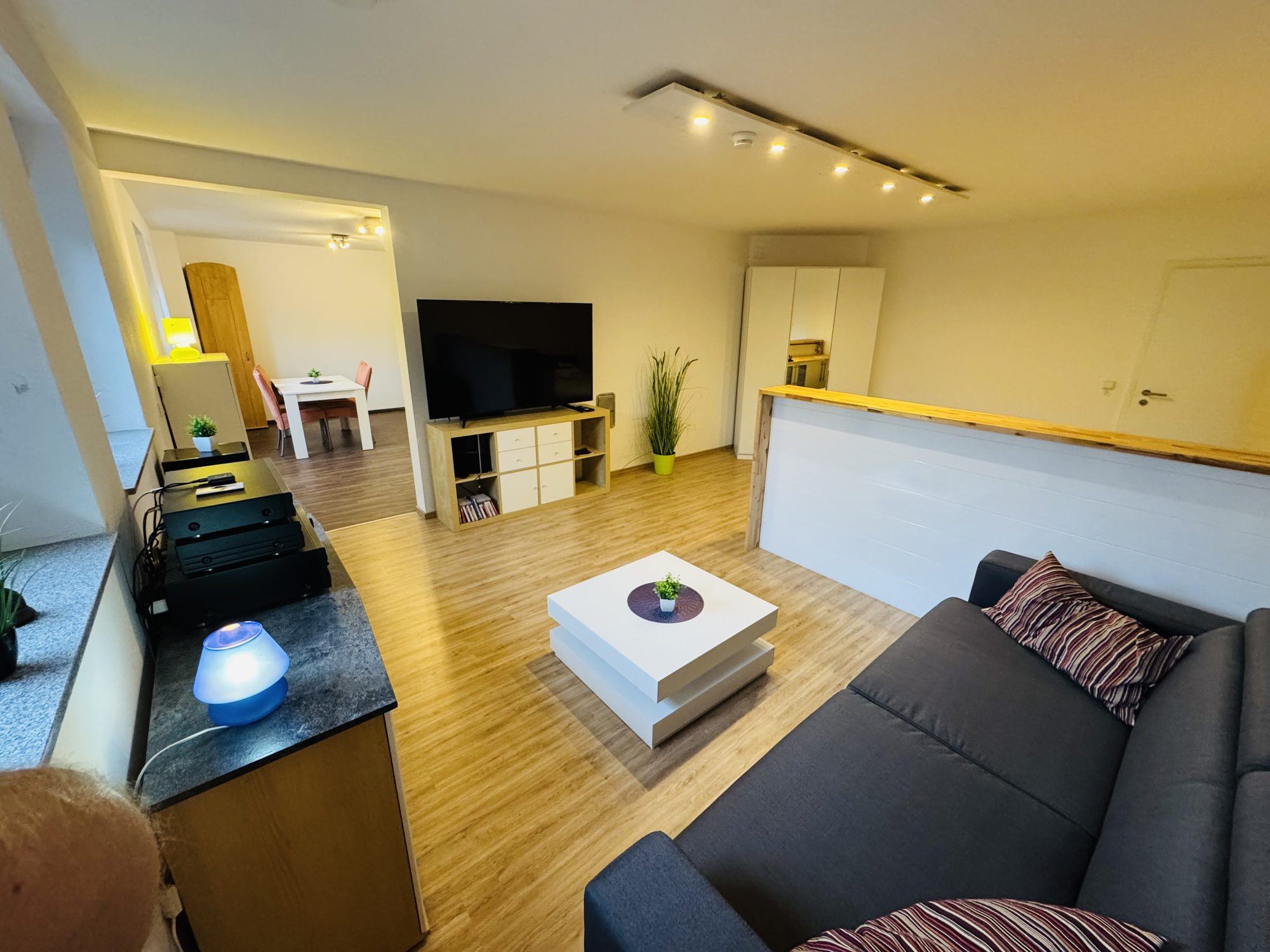 Gemütliches Wohnzimmer mit Ledersofa und Flachbildfernseher