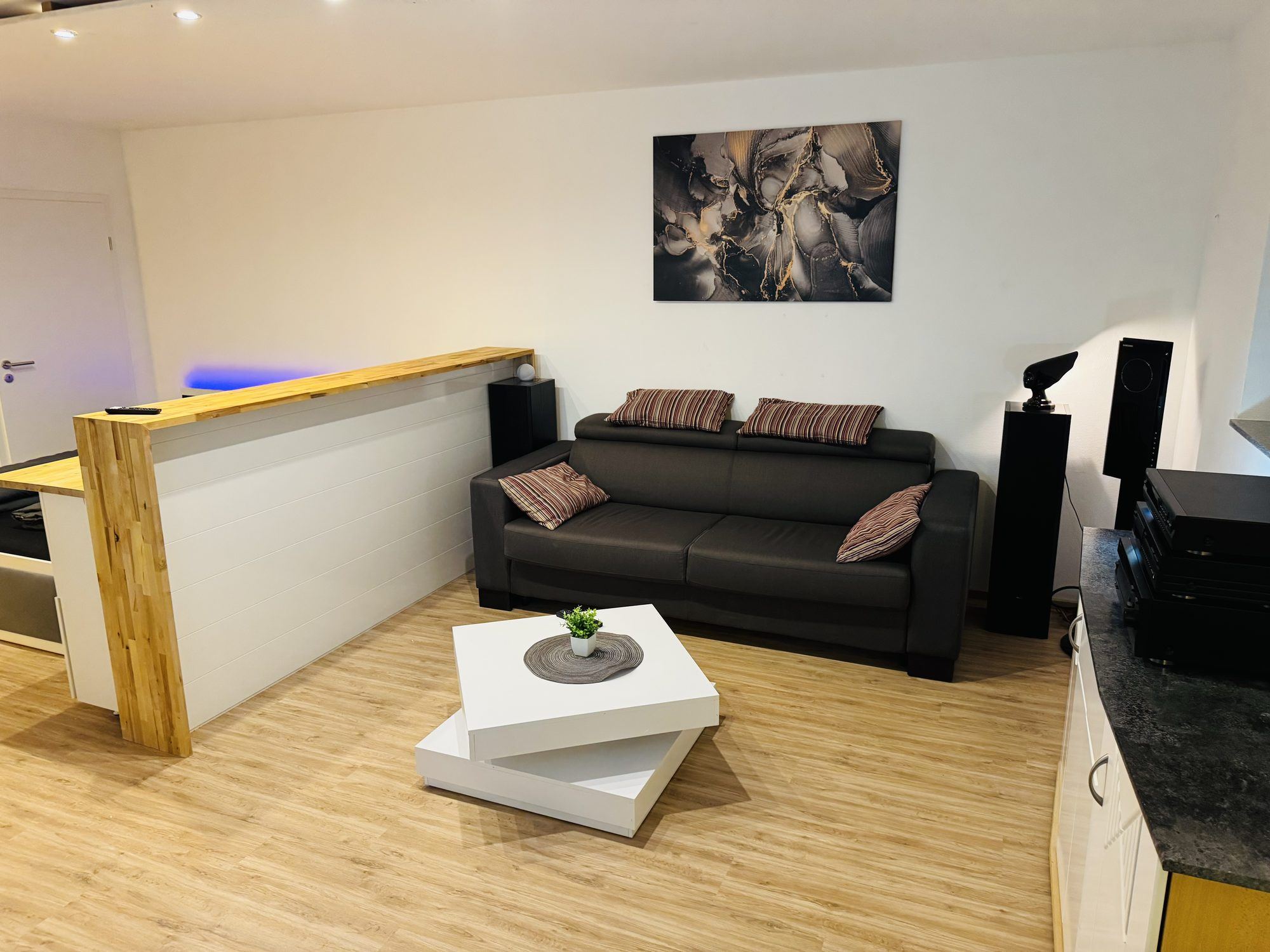 Sofa mit gestreiften Kissen im Wohnbereich